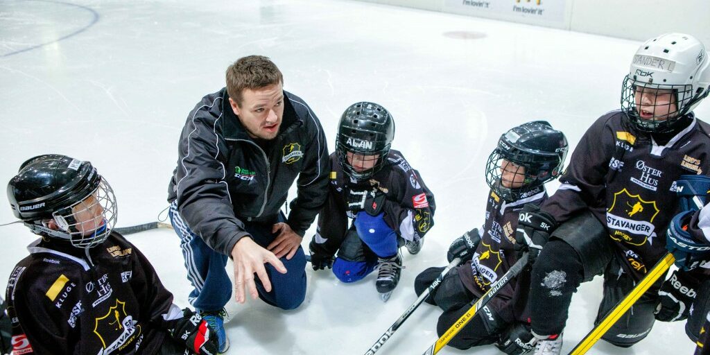 Trener Anders gir instruksjoner, her fra en turnering i fjor. Spillerne lytter!